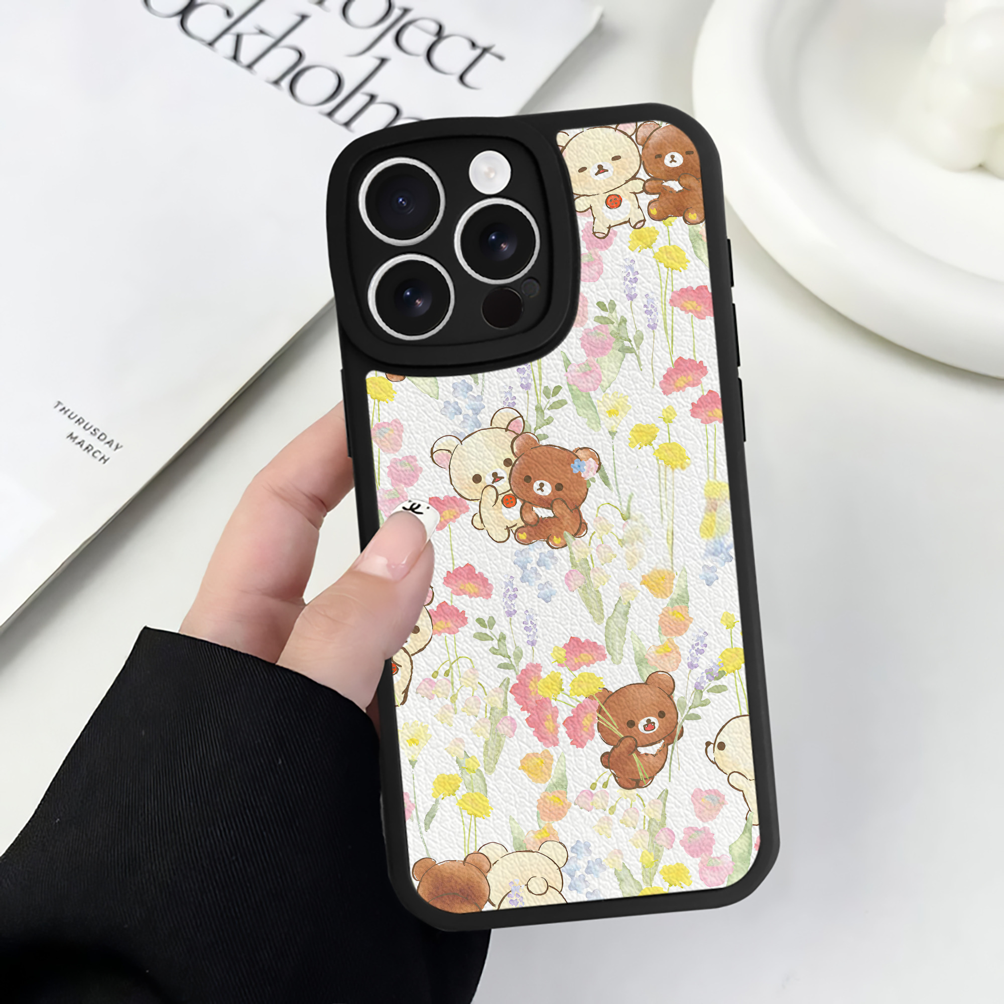 （画像用） リラックマ リラックマ キイロイトリ Rilakkuma Korilakkuma Kiiroitori 【iPhone 16シリーズ対応】シリコンスマホケース（レザー調） 材質：シリコン